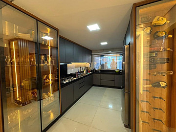 Casa moderna com p�-direito alto, toda no porcelanato